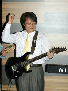 "CEO가 된 기타리스트를 보내다"