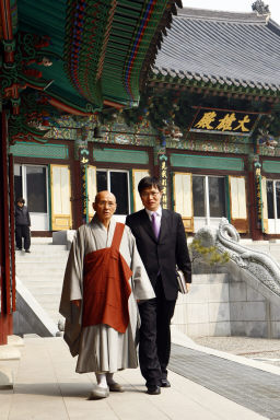 ↑송월주 스님(사진 왼쪽)과 <br>
홍찬선 머니투데이경제방송 부국장<br>
ⓒ임성균 기자