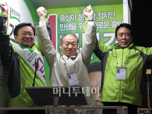 ▲ 김부겸 후보, 박재승 위원장, 김윤주 전 군포시장(왼쪽부터)