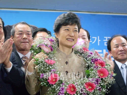 ▲9일 선거 출구조사 후 대구 달성군 선거사무소에 들러 당직자들의 축하를 받고 있는 박근혜 전 한나라당 대표.