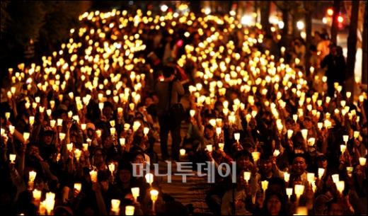↑6일 오후 여의도에 모인 1만여명의 학생과 시민들이 촛불을 들고 미국 쇠고기 수입에 반대하는 침묵시위를 벌이고 있다. ⓒ 이명근 기자