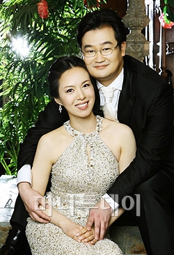 ↑ 김은혜 청와대 부대변인과 유형동 변호사의 지난 2006년 3월 결혼 당시 모습.