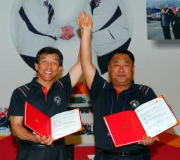 ↑SK케미칼의 김창근 부회장(좌)과 박남식 <br>
노조위원장(우)이 '노사 평화 선언'에 서명<br>
한 후 손을 맞잡아 하늘 높이 치켜들고 있다.  