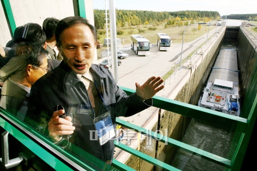 ↑ 이명박 대통령이 지난 2006년 내륙운하 탐방에 나서 독일 라인-마인-도나우(RMD) 운하를 돌아보고 있다.