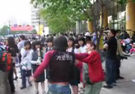 ↑용역직원이 '김밥할머니'를 폭행하고 있다(네티즌이 올린 동영상 캡처)