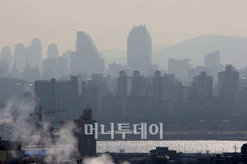 ↑지난 2월13일 오전 서울 남산에서 바라본 서울의 도심이 짙은 황사에 휩싸여 있다. ⓒ이명근 기자 qwe123@