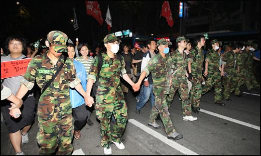 ↑예비군들이 시위대 행렬 앞에서 손을 잡고 걸어가고 있다 ⓒ최용민, 이명근 기자