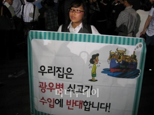 ↑현수막을 펼쳐든 김가람 학생