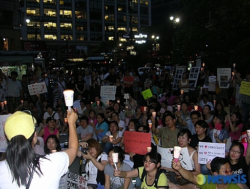 ↑7일 뉴욕 맨해튼에서 열린 '촛불시위'에서 참가자들이 이명박 정부를 비판하는 구호를 적은 종이와 촛불을 들어보이고 있다.[사진=뉴시스]