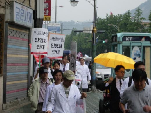 ↑인도로 시청광장으로 행진하고 있는 보건의료단체연합 회원들