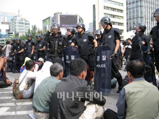 경찰, 강제진압 임박‥곳곳서 충돌