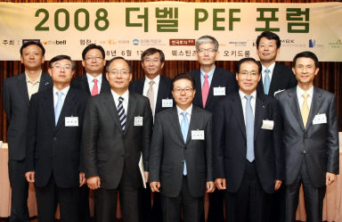 ↑박종면 더벨아시아 대표이사(왼쪽 첫번째)와 김창현 군인공제회 금융사업본부장(왼쪽 두번째) 등 PEF포럼 참석자들이 기념사진을 찍었다.