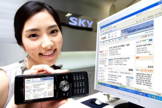 ▲팬택계열은 19일 30만원대 보급형 오즈전용폰 'IM-S340L'을 선보였다. 