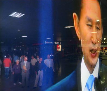 ↑ 19일 오후 서울역 대합실에서 시민들이 이명박 대통령의 미국산 쇠고기 수입문제와 관련한 대국민담화 발표를 TV뉴스를 통해 시청하고 있다. ⓒ이명근 기자