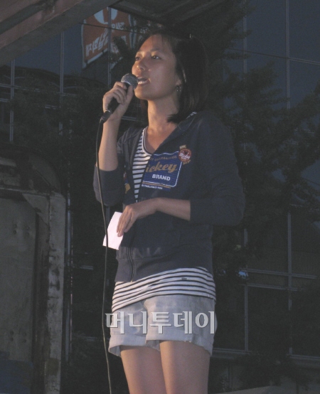 ↑ 21일 저녁 촛불문화제에서 자유발언 중인 김지윤씨