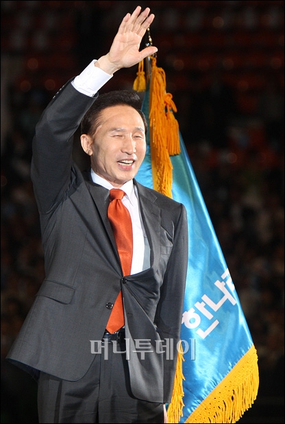 [사진]한나라당 전당대회 참석한 李 대통령