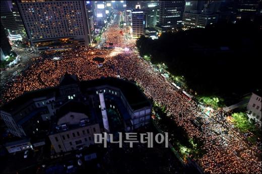 [사진]촛불집회 '비폭력의 강한 외침'(화보)