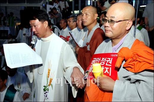 지난달 30일 천주교정의구현전국사제단 주최로 열린 시국미사에서 신부와 스님이 손을 잡고 있다.ⓒ홍봉진 기자