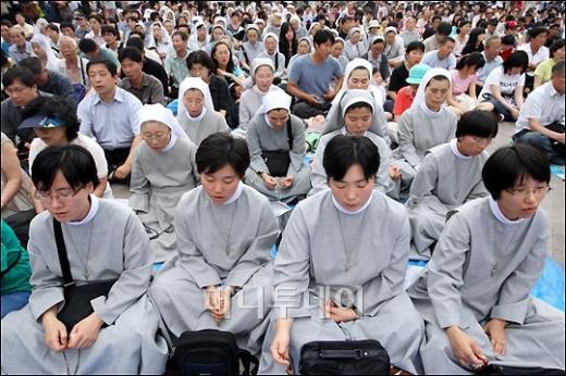 ↑ 6월30일 오후 서울시청 앞 광장에서 천주교정의구현전국사제단이 연 비상 시국미사에 참여한 수녀들<br>
ⓒ홍봉진 기자