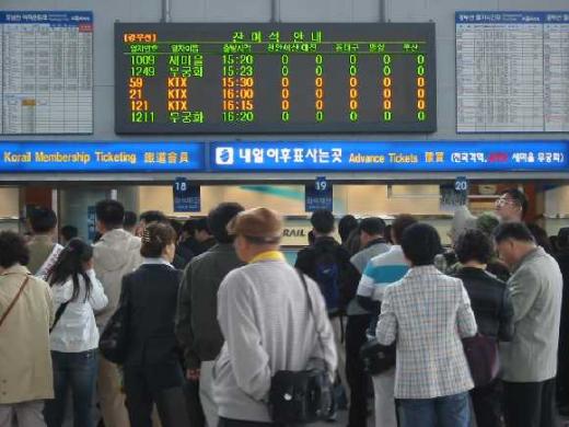 ↑ 아직 휴가철이 시작되기 전인 지난 6월 말, 서울역 열차 열차시각을 알리는 전광판에 모든 열차의 잔여석이 없음을 표시하고 있다.