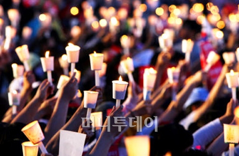 일본대사관 앞 이틀째 '독도사수' 촛불