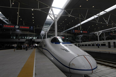 ↑지난 1일 운행을 시작한 '징진(京津)고속철. 베이징-텐진 사이를 오가는 징진고속철은 총 연장 120Km를 30분만에 주파한다. 2005년 7월 착공에 들어간 이 고속철 건설에는 200억위안 이상의 자금이 투자됐다. 