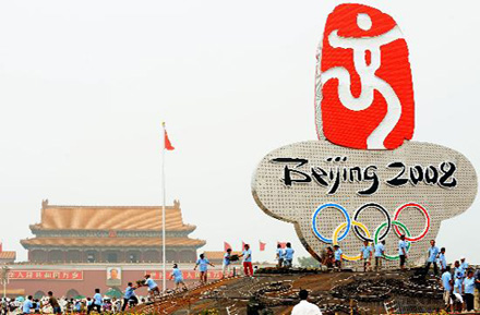↑2008 베이징올림픽 개막을 앞둔 티엔안먼(天安門)광장. 붉은색 올림픽 엠블럼 '춤추는 베이징' 너머로 티엔안먼이 보인다. 사람 인(人)과 문화의 문(文)을 의인화한'춤추는 베이징'은 '인문올림픽'을 상징한다.   