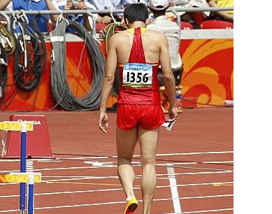 ↑ 18일 남자육상 110m 허들에서 경기를 포기하고 걸어나가는 류샹의 뒷모습