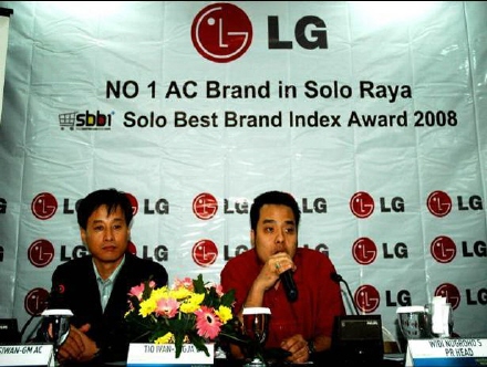↑SBBI의 Best Brand 선정 후 열린 기자회견에서 LG전자 인도네시아 마케팅 매니저(Mr. Ivan)가 기자들의 질문에 답하고 있다. 