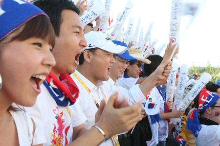 ↑ 지난 8월 15일 오후 남자양궁 개인전 결승전에서 응원하는 연예인응원단 