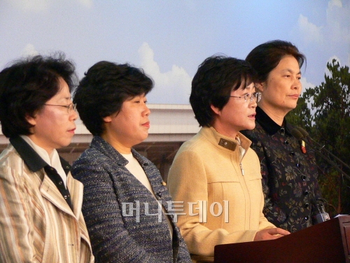▲(왼쪽부터)민주당 홍미영 전 의원, 조배숙 김상희 최영희 의원