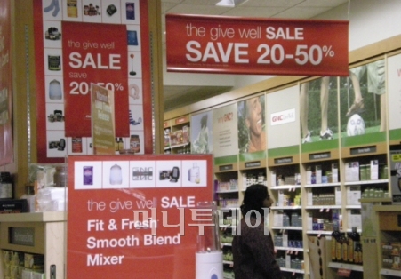 ▲뉴저지 한 대형 쇼핑몰의 선물센터. 연말을 맞아 50%까지 할인판매한다는 광고문이 매장을 뒤덮고 있다.<br>
