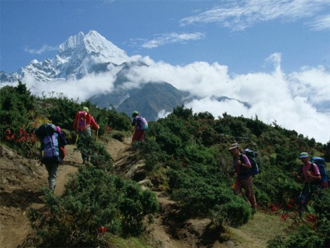 ↑ 히말라야 주변에서 트레킹을 즐기는 이들의 모습 <br>
ⓒ사진제공 네팔관광청(http://www.nepal.or.kr)