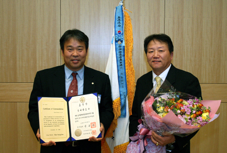 보해양조가 '2008 노사상생협력대상 시상식'에서 노사협력유공자단체부문 국무총리 표창을 수상했다. 이날 시상식에는 보해양조 임현우 부사장(오른쪽)과 보해양조 황보욱 노조위원장(왼쪽)이 참여했다.<br>

