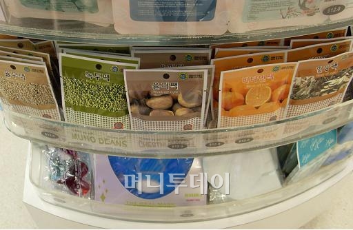 ▲홍콩 최대 화장품 체인점인 '사사' 매장에서 팔고 있는 국산 마스크팩. 한글 제품명까지 그대로 적혀있다. 사사 매장의 마스크팩은 대부분 국산 제품이었다. 