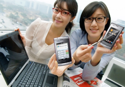 ↑G전자 모델이 60만 원대 가격에 시판된 스마트폰 '인사이트'(LG-SU200/KU200)를 소개하고 있다. <br>
