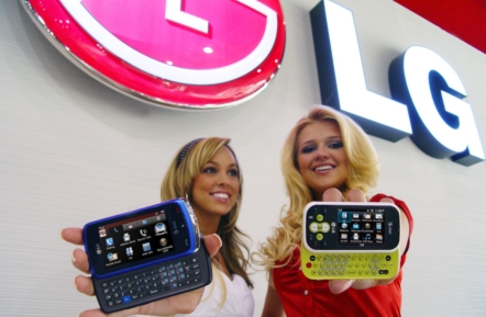 ↑LG전자 도우미들이 4월 1일 미국 라스베이거스에서 개막하는 'CTIA 2009'에서 선보일 풀터치메시징폰인 '제논'(Xenon, 왼쪽)과 메시징폰 ‘네온'(Neon, 오른쪽)을 소개하고 있다. 
