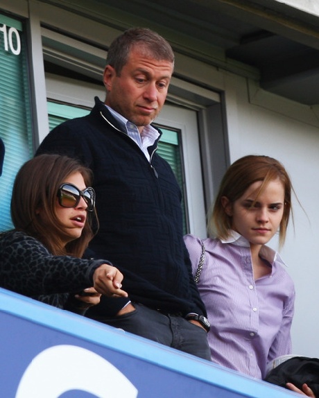 ↑아브라모비치와 그의 약혼녀 주코바와 함께 축구 경기를 관람중인 에마 왓슨