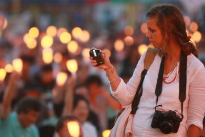 ↑ 2008년 촛불시위모습을 카메라에 담는 외국인 ⓒ임성균 기자