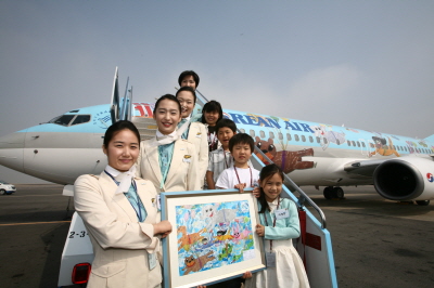 ↑'내가 그린 예쁜 비행기 사생대회'에서 입상한 어린이들이 항공기 앞에서 기념촬영하고 있다. ⓒ대한항공 제공
