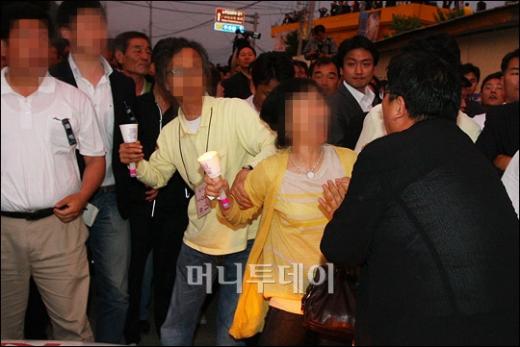 [사진]이회창 총재 조문 막아선 애도자들