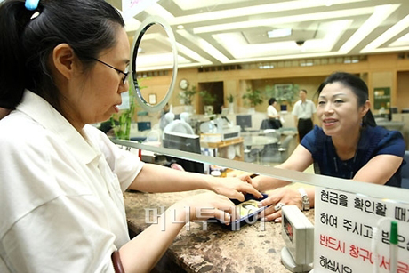 23일 오전 한국은행에서 한 시민이 5만원권을 교환하고 있다. 임성균 기자ⓒ<br>
