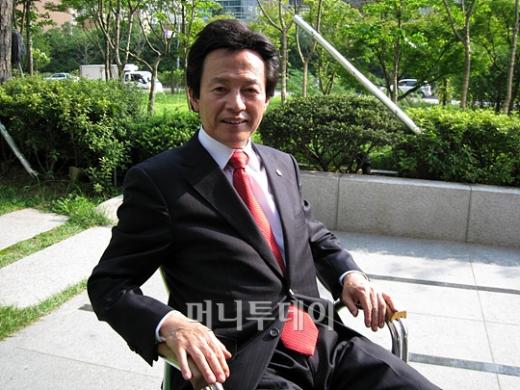 출소한 뒤 첫 인터뷰에 응한 허경영 민주공화당 총재