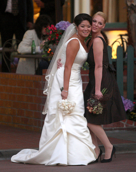 ↑한국에서 입양된 언니의 결혼식에서 들러리를 선 캐서린 헤이글.