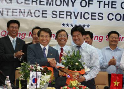김명곤 SK에너지 R&M사장(가운데 왼쪽)과 응우옌 호아이 지앙 BSR 사장(가운데 오른쪽)은 15일 베트남 꽝 응아이시 BSR 본사에서 중 꽛 정유공장의 공장운영 및 유지보수 서비스 계약을 체결한 뒤 악수를 나누고 있다.<br>
 