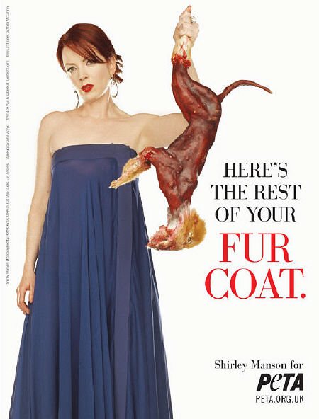 "모피를 입느니 차라리 벌거벗겠어요"라는 문구로 유명 스타들의 누드를 찍어온 단체 '동물을 윤리적으로 대하는 사람들'(PETA). 영국 가수 셜리 맨슨이 현지 PETA의 캠페인 포스터를 찍었다. 