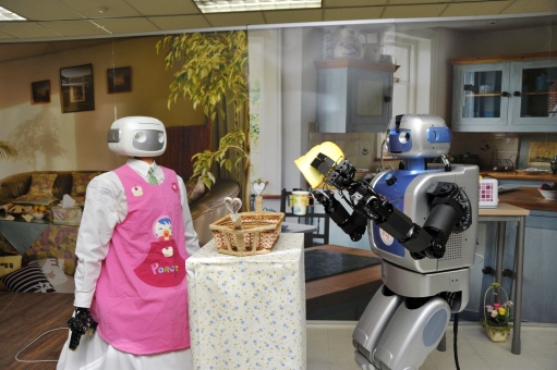 ↑ 한국과학기술연구원(KIST) 인지로봇센터 유범재 박사팀이 개발한 휴머노이드(인간형 로봇) '마루-Z'(오른쪽).ⓒKIST 제공 