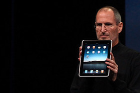 27일(현지시간) 아이패드를 공개시연한 스티브잡스 애플 CEO. 9.7인치 터치패널을 장착했다.