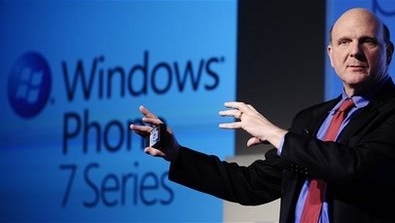 ↑스티브 발머 마이크로소프트 최고경영자가 15일(현지시간) 스페인 바르셀로나에서 차세대 스마트폰 운영체제인 '윈도폰 7 시리즈'를 발표하고 있다. 