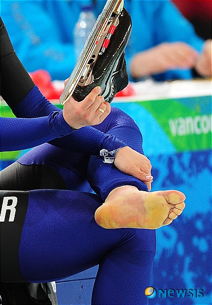 19일 오전(한국시간) 캐나다 밴쿠버 리치몬드 올림픽 오벌에서 열린 2010 밴쿠버 동계올림픽 스피드스케이팅 여자 1000m 경기에서 이상화가 경기를 마친후 스케이트를 벗고 있다.<br>
